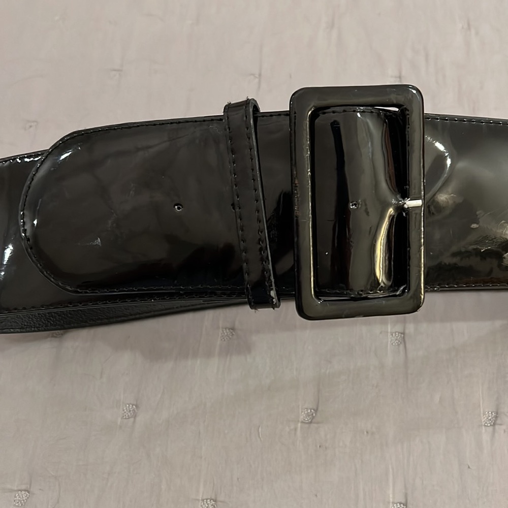Vintage wide black patent belt. Gives you a tiny waist. Perfect for dresses. - Picture 11 of 11